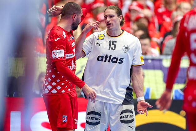 30.01.2026, Handball, Men s EHF EURO 2026, Deutschland - Kroatien, Jyske Bank Boxen in Herning, Dänemark, Semi Finals: Juri Knorr (Germany 15) gestikulierend am Spielfeldrand neben Mario Sostaric (Croatia 06) Dänemark