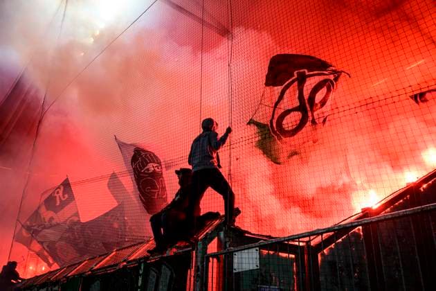 In the picture, from left: firework, pyro, from fans of Hannover 96, GER, Magdeburg, 1.FC Magdeburg vs Hannover 96, 2. Bundesliga, soccer, DFB, 2025 2026 season, AVNET Arena, match day, DFB DFL REGULATIONS PROHIBIT ANY USE OF PHOTOGRAPHS AS IMAGE SEQUENCES AND OR QUASI-VIDEO, 30.01.2026,