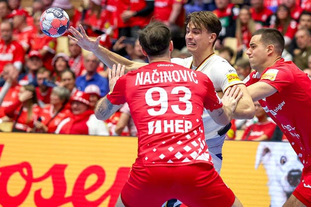30.01.2026, Handball, Men s EHF EURO 2026, Deutschland - Kroatien, Jyske Bank Boxen in Herning, Dänemark, Semi Finals: Julian Köster (Germany 18) im Zweikampf gegen Veron Nacinovic (Croatia 93) Dänemark