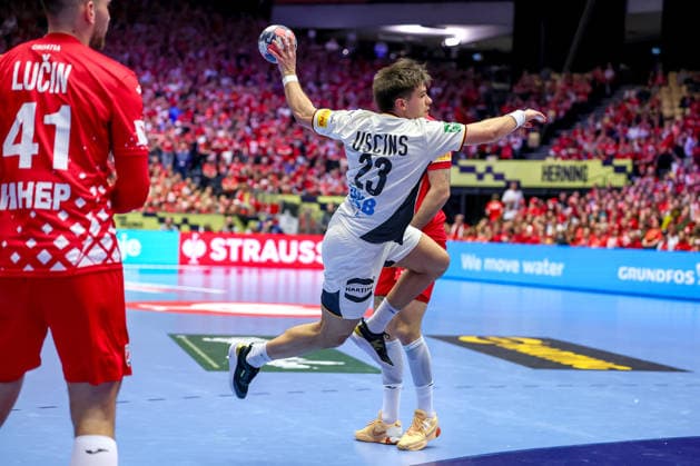 30.01.2026, Handball, Men s EHF EURO 2026, Deutschland - Kroatien, Jyske Bank Boxen in Herning, Dänemark, Semi Finals: Renars Uscins (Germany 23) wirft den Ball auf das Tor Dänemark