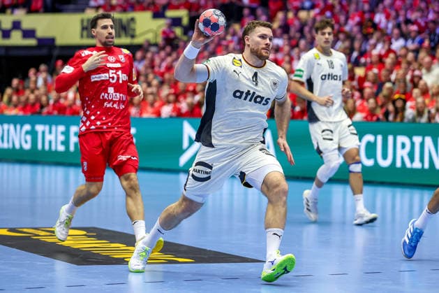30.01.2026, Handball, Men s EHF EURO 2026, Deutschland - Kroatien, Jyske Bank Boxen in Herning, Dänemark, Semi Finals: Johannes Golla (Germany 04) wirft den Ball auf das Tor Dänemark