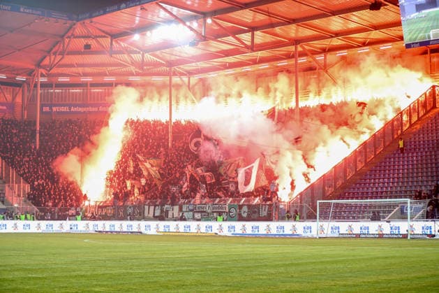 30.01.2026, xgox, Fussball 2. Bundesliga, 1. FC Magdeburg - Hannover 96 emspor, v.l. Symbolfoto, Symbolbild, Symbol Fans, Zuschauer, Publikum, Tribuene Pyro, Pyrotechnik, Bengalo, Rauch, Feuerwerk Gästefans(DFL DFB REGULATIONS PROHIBIT ANY USE OF PHOTOGRAPHS as IMAGE SEQUENCES and or QUASI-VIDEO) Magdeburg