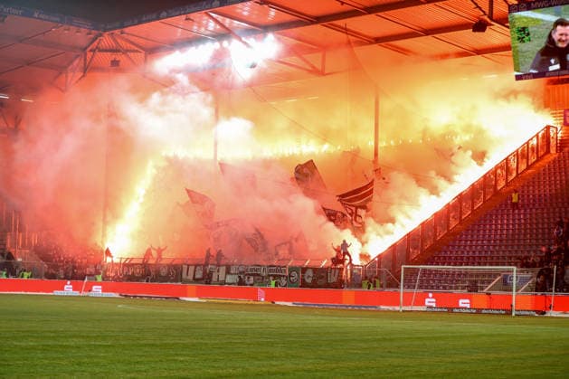 30.01.2026, xgox, Fussball 2. Bundesliga, 1. FC Magdeburg - Hannover 96 emspor, v.l. Symbolfoto, Symbolbild, Symbol Fans, Zuschauer, Publikum, Tribuene Pyro, Pyrotechnik, Bengalo, Rauch, Feuerwerk Gästefans(DFL DFB REGULATIONS PROHIBIT ANY USE OF PHOTOGRAPHS as IMAGE SEQUENCES and or QUASI-VIDEO) Magdeburg