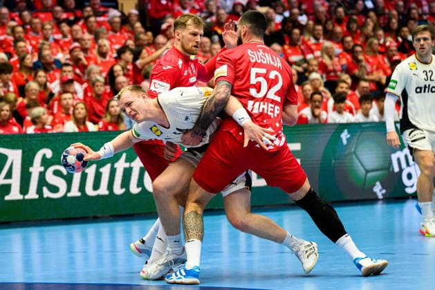 Herning: Handball EM 2026 - Halbfinale - Deutschland - Kroatien Justus Fischer (Deutschland), Leon Susnja (Kroatien) Herning Jyske Bank Boxen Daenemark