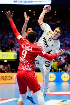 Herning: Handball EM 2026 - Halbfinale - Deutschland - Kroatien Luka Klarica (Kroatien), Juri Knorr (Deutschland) Herning Jyske Bank Boxen Daenemark