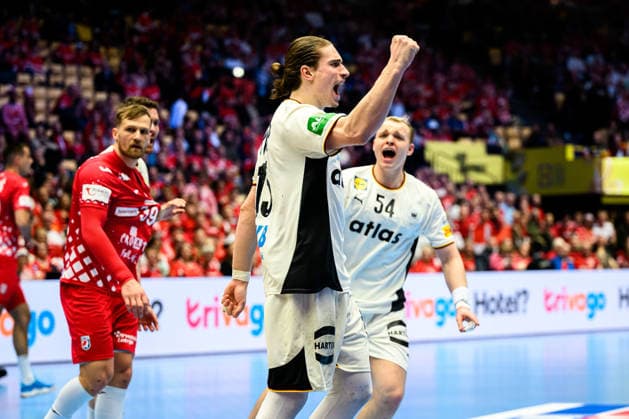 Herning: Handball EM 2026 - Halbfinale - Deutschland - Kroatien v.li. David Mandic (Kroatien), Juri Knorr (Deutschland), Justus Fischer (Deutschland) Jubel Freude Emotion Herning Jyske Bank Boxen Daenemark