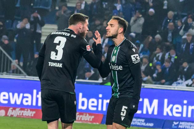 In the picture, from left: Boris¯Tomiak¯(Hannover¯96) and Virgil¯GhiÅ£a¯(Hannover¯96), traurig, deprimiert, sauer, sad, depressed, angry, emotional, GER, Magdeburg, 1.FC Magdeburg vs Hannover 96, 2. Bundesliga, soccer, DFB, 2025 2026 season, AVNET Arena, match day, DFB DFL REGULATIONS PROHIBIT ANY USE OF PHOTOGRAPHS AS IMAGE SEQUENCES AND OR QUASI-VIDEO, 30.01.2026,