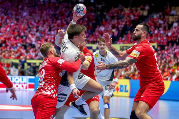 30.01.2026, Handball, Men s EHF EURO 2026, Deutschland - Kroatien, Jyske Bank Boxen in Herning, Dänemark, Semi Finals: Renars Uscins (Germany 23) im Zweikampf gegen David Mandic (Croatia 39) Dänemark