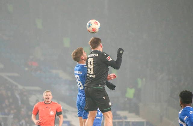 Deutschland: Fussball 2.Bundesliga 2025 26, 20. Spieltag -1. FC Magdeburg vs Hannover 96 - Avnet Arena Stadion (Magdeburg): Benjamin Källman Benjamin Kallman (Hannover 96, 9) Marcus Mathisen Marcus Mathisen (1. FC Magdeburg, 16) Magdeburg