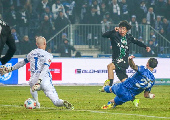 Deutschland: Fussball 2.Bundesliga 2025 26, 20. Spieltag -1. FC Magdeburg vs Hannover 96 - Avnet Arena Stadion (Magdeburg): Daisuke Yokota (Hannover 96, 18) Falko Michel Falko Michel (1. FC Magdeburg, 21) Dominik Reimann Dominik Reimann (1. FC Magdeburg, 1) Magdeburg