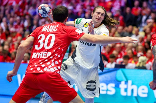 30.01.2026, Handball, Men s EHF EURO 2026, Deutschland - Kroatien, Jyske Bank Boxen in Herning, Dänemark, Semi Finals: Juri Knorr (Germany 15) wirft den Ball auf das Tor gegen Marko Mamic (Croatia 30) Dänemark