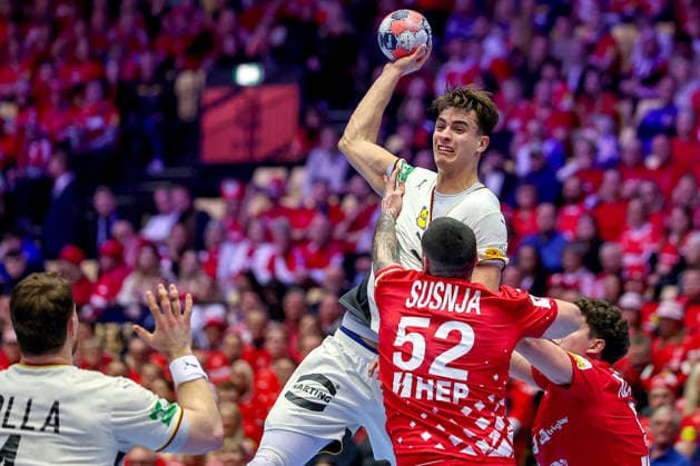 30.01.2026, Handball, Men s EHF EURO 2026, Deutschland - Kroatien, Jyske Bank Boxen in Herning, Dänemark, Semi Finals: Juri Knorr (Germany 15) wirft den Ball auf das Tor im Zweikampf gegen Leon Susnja (Croatia 52) Dänemark