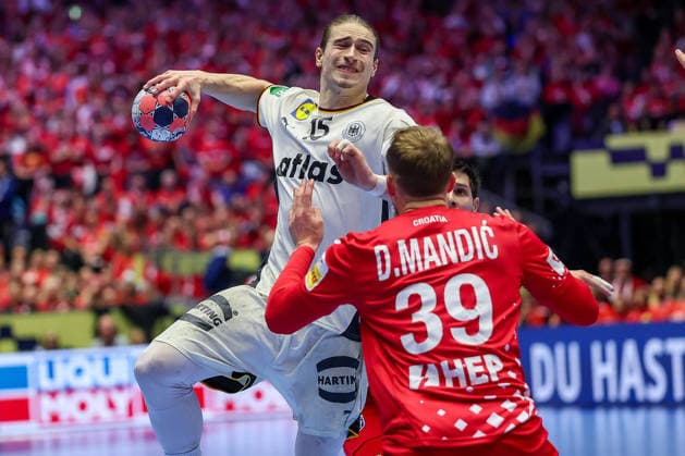 30.01.2026, Handball, Men s EHF EURO 2026, Deutschland - Kroatien, Jyske Bank Boxen in Herning, Dänemark, Semi Finals: Juri Knorr (Germany 15) wirft den Ball auf das Tor im Zweikampf gegen David Mandic (Croatia 39) Dänemark