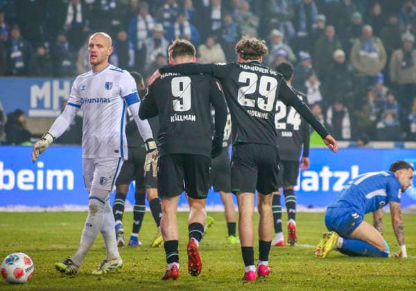 Deutschland: Fussball 2.Bundesliga 2025 26, 20. Spieltag -1. FC Magdeburg vs Hannover 96 - Avnet Arena Stadion (Magdeburg): Torjubel Benjamin Källman Benjamin Kallman (Hannover 96, 9) Kolja Oudenne (Hannover 96, 29) Dominik Reimann Dominik Reimann (1. FC Magdeburg, 1) Magdeburg