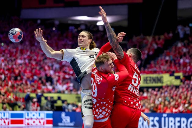 30.01.2026, Handball, Men s EHF EURO 2026, Deutschland - Kroatien, Jyske Bank Boxen in Herning, Dänemark, Semi Finals: Juri Knorr (Germany 15) wirft den Ball auf das Tor im Zweikampf gegen David Mandic (Croatia 39) Leon Susnja (Croatia 52) Dänemark