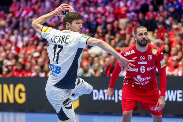 30.01.2026, Handball, Men s EHF EURO 2026, Deutschland - Kroatien, Jyske Bank Boxen in Herning, Dänemark, Semi Finals: Lukas Zerbe (Germany 17) wirft den Ball auf das Tor Dänemark