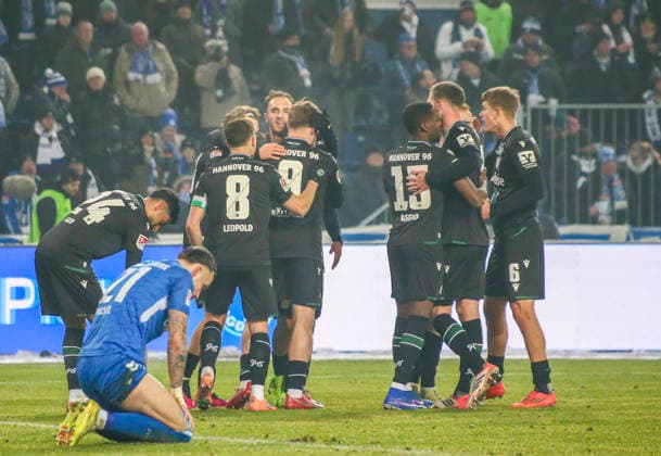 Deutschland: Fussball 2.Bundesliga 2025 26, 20. Spieltag -1. FC Magdeburg vs Hannover 96 - Avnet Arena Stadion (Magdeburg): Torjubel Daisuke Yokota (Hannover 96, 18) NoÃ«l AsÃ ko Noel Aseko (Hannover 96, 15) Kolja Oudenne (Hannover 96, 29) Virgil GhiÅ£Äƒ Virgil Ghita (Hannover 96, 5) Maurice Neubauer (Hannover 96, 33) Elias Saad (Hannover 96, 24) Magdeburg