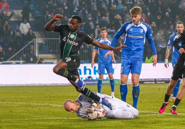 Deutschland: Fussball 2.Bundesliga 2025 26, 20. Spieltag -1. FC Magdeburg vs Hannover 96 - Avnet Arena Stadion (Magdeburg): NoÃ«l AsÃ ko Noel Aseko (Hannover 96, 15) Dominik Reimann Dominik Reimann (1. FC Magdeburg, 1) Magdeburg