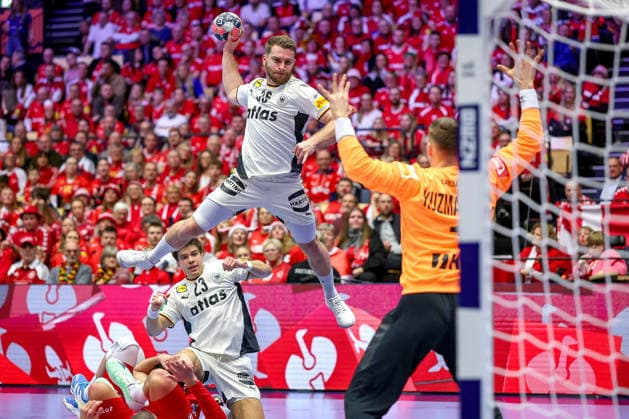 30.01.2026, Handball, Men s EHF EURO 2026, Deutschland - Kroatien, Jyske Bank Boxen in Herning, Dänemark, Semi Finals: Lukas Mertens (Germany 36) wirft den Ball auf das Tor Matej Mandic (Croatia 12) Dänemark