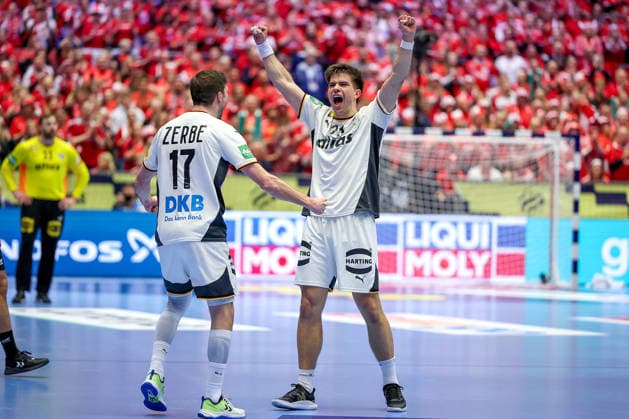 30.01.2026, Handball, Men s EHF EURO 2026, Deutschland - Kroatien, Jyske Bank Boxen in Herning, Dänemark, Semi Finals: Deutschland steht nach dem Sieg gegen Kroatien im Finale. Abschlussjubel nach dem Sieg. Siegerjubel. Renars Uscins (Germany 23) neben Lukas Zerbe (Germany 17) jubelnd Dänemark