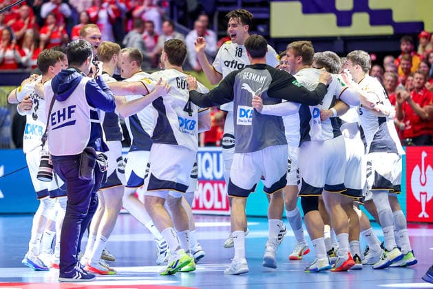 30.01.2026, Handball, Men s EHF EURO 2026, Deutschland - Kroatien, Jyske Bank Boxen in Herning, Dänemark, Semi Finals: Deutschland steht nach dem Sieg gegen Kroatien im Finale. Abschlussjubel nach dem Sieg. Siegerjubel. Nils Lichtlein (Germany 03) Matthes Langhoff (Germany 13) Johannes Golla (Germany 04) Andreas Wolff (Germany 33) Franz Semper (Germany 32) Renars Uscins (Germany 23) Julian Köster (Germany 18) Dänemark