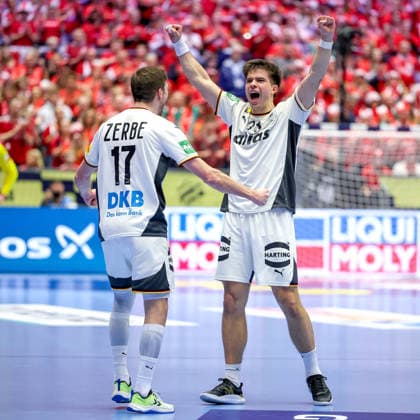 30.01.2026, Handball, Men s EHF EURO 2026, Deutschland - Kroatien, Jyske Bank Boxen in Herning, Dänemark, Semi Finals: Deutschland steht nach dem Sieg gegen Kroatien im Finale. Abschlussjubel nach dem Sieg. Siegerjubel. Renars Uscins (Germany 23) neben Lukas Zerbe (Germany 17) jubelnd Dänemark *** 30 01 2026, Handball, Men s EHF EURO 2026, Germany Croatia, Jyske Bank Boxing in Herning, Denmark, Semi Finals Germany is in the final after beating Croatia Closing cheer after the victory Winning cheer Renars Uscins Germany 23 next to Lukas Zerbe Germany 17 cheering Denmark