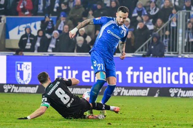 In the picture, from left: Enzo¯Leopold¯(Hannover¯96) Falko Michel (1. FC Magdeburg) Action, duels, fighting for the ball, GER, Magdeburg, 1.FC Magdeburg vs Hannover 96, 2. Bundesliga, soccer, DFB, 2025 2026 season, AVNET Arena, match day, DFB DFL REGULATIONS PROHIBIT ANY USE OF PHOTOGRAPHS AS IMAGE SEQUENCES AND OR QUASI-VIDEO, 30.01.2026,