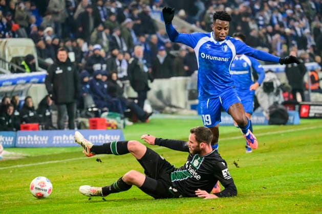 In the picture, from left: Lubambo Musonda (1. FC Magdeburg) vs Boris¯Tomiak¯(Hannover¯96), Action, duels, fighting for the ball, GER, Magdeburg, 1.FC Magdeburg vs Hannover 96, 2. Bundesliga, soccer, DFB, 2025 2026 season, AVNET Arena, match day, DFB DFL REGULATIONS PROHIBIT ANY USE OF PHOTOGRAPHS AS IMAGE SEQUENCES AND OR QUASI-VIDEO, 30.01.2026,