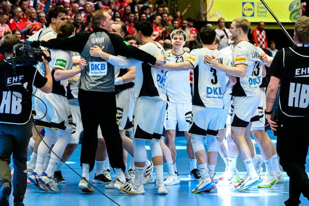 Herning: Handball EM 2026 - Halbfinale - Deutschland - Kroatien die Mannschaft von Deutschland Schlussjubel Schlußjubel Emotion Freude Herning Jyske Bank Boxen Daenemark