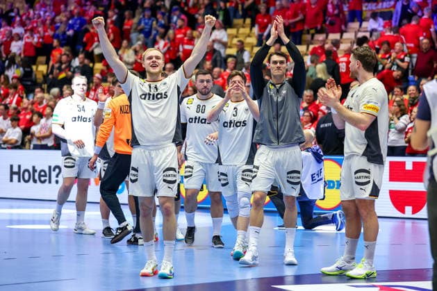 30.01.2026, Handball, Men s EHF EURO 2026, Deutschland - Kroatien, Jyske Bank Boxen in Herning, Dänemark, Semi Finals: Deutschland steht nach dem Sieg gegen Kroatien im Finale. Abschlussjubel nach dem Sieg. Siegerjubel. Justus Fischer (Germany 54) Matthes Langhoff (Germany 13) Jannik Kohlbacher (Germany 80) Nils Lichtlein (Germany 03) Miro Schluroff (Germany 05) Johannes Golla (Germany 04) Dänemark