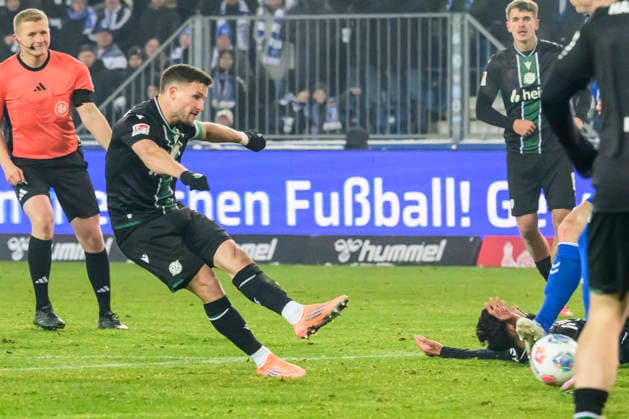 In the picture, from left: Enzo¯Leopold¯(Hannover¯96) goal, to 1:2, celebreting the goal, joy, jubilation, cheering, GER, Magdeburg, 1.FC Magdeburg vs Hannover 96, 2. Bundesliga, soccer, DFB, 2025 2026 season, AVNET Arena, match day, DFB DFL REGULATIONS PROHIBIT ANY USE OF PHOTOGRAPHS AS IMAGE SEQUENCES AND OR QUASI-VIDEO, 30.01.2026,