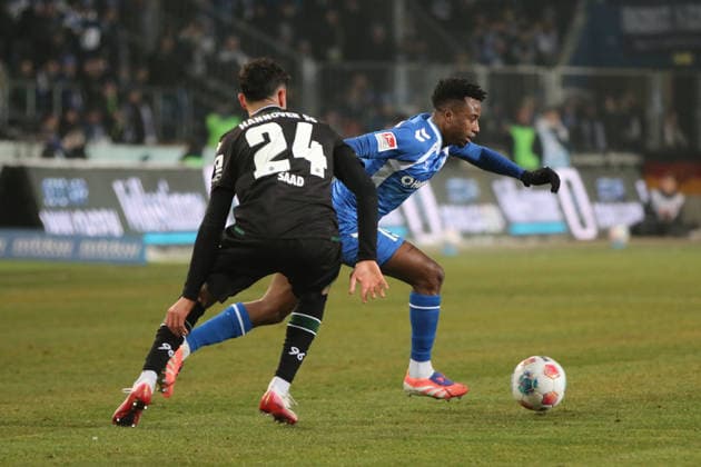 30.01.2026 Fußball Herren 2025 2026 2. Bundesliga 20. Spieltag 1. FC Magdeburg - Hannover 96 Avnet Arena Magdeburg Lubambo Musonda (Magdeburg, 19, blau) legt den Ball an Elias Saad (Hannover, 24, schwarz) vorbei. Magdeburg Sachsen-Anhalt Deutschland