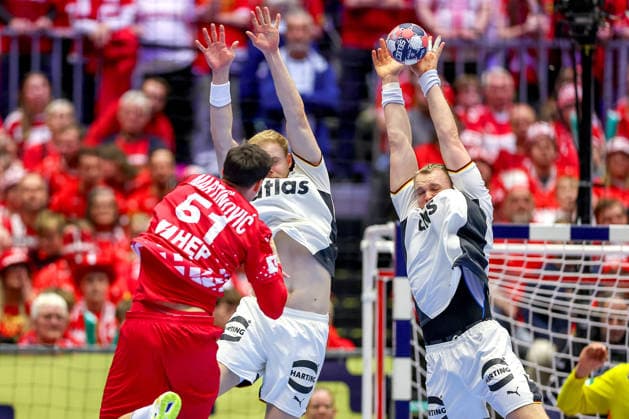 30.01.2026, Handball, Men s EHF EURO 2026, Deutschland - Kroatien, Jyske Bank Boxen in Herning, Dänemark, Semi Finals: Matthes Langhoff (Germany 13) Justus Fischer (Germany 54) in der Abwehr Blocken den Ball Wurf von xc61 Dänemark
