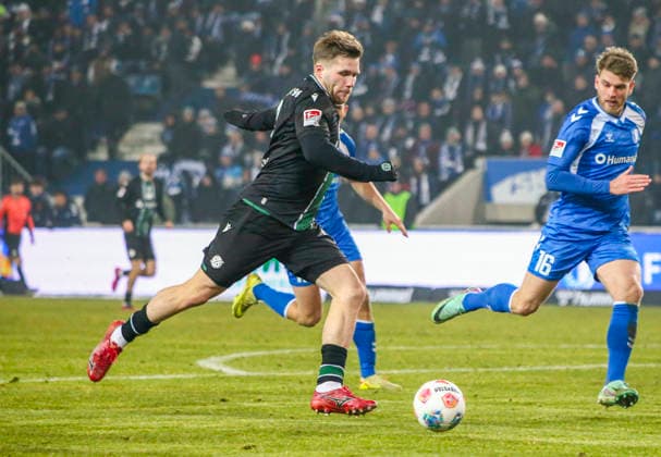 Deutschland: Fussball 2.Bundesliga 2025 26, 20. Spieltag -1. FC Magdeburg vs Hannover 96 - Avnet Arena Stadion (Magdeburg): Benjamin Källman Benjamin Kallman (Hannover 96, 9) Magdeburg