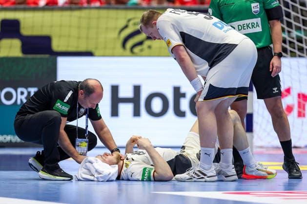 30.01.2026, Handball, Men s EHF EURO 2026, Deutschland - Kroatien, Jyske Bank Boxen in Herning, Dänemark, Semi Finals: Sorge um Matthes Langhoff (Germany 13) der kurz auf dem Boden liegend medizinisch behandelt werden muss. Justus Fischer (Germany 54) daneben Dänemark