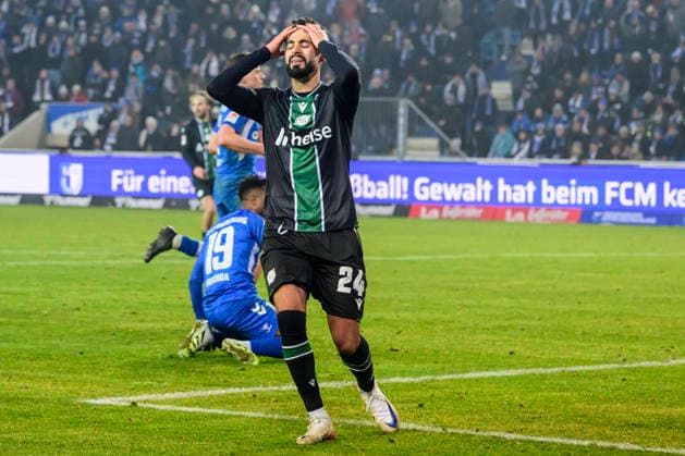 In the picture, from left: Elias¯Saad¯(Hannover¯96) traurig, deprimiert, sauer, sad, depressed, angry, emotional, do not hit, GER, Magdeburg, 1.FC Magdeburg vs Hannover 96, 2. Bundesliga, soccer, DFB, 2025 2026 season, AVNET Arena, match day, DFB DFL REGULATIONS PROHIBIT ANY USE OF PHOTOGRAPHS AS IMAGE SEQUENCES AND OR QUASI-VIDEO, 30.01.2026,