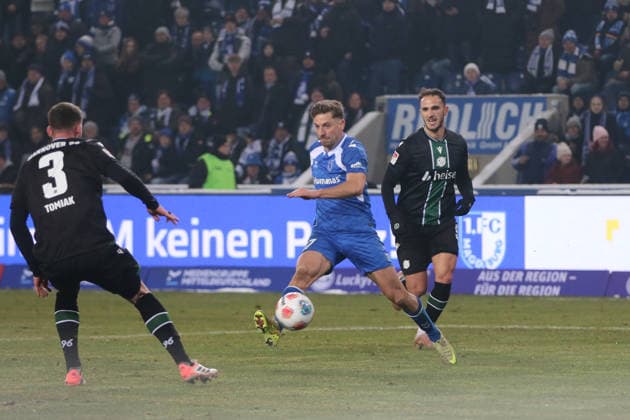 30.01.2026 Fußball Herren 2025 2026 2. Bundesliga 20. Spieltag 1. FC Magdeburg - Hannover 96 Avnet Arena Magdeburg Alexander Nollenberger (Magdeburg, 17, blau) treibt einen Ball in den Strafraum. Boris Tomiak (Hannover, 3, schwarz) erwartet ihn. Virgil Ghita (Hannover, 5, schwarz) kommt zu spät. Magdeburg Sachsen-Anhalt Deutschland