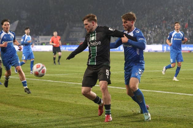30.01.2026, xgox, Fussball 2. Bundesliga, 1. FC Magdeburg - Hannover 96 emspor, v.l. Benjamin Källman (Hannover, 9), Alexander Nollenberger (Magdeburg, 17) Zweikampf, Duell, Kampf, tackle (DFL DFB REGULATIONS PROHIBIT ANY USE OF PHOTOGRAPHS as IMAGE SEQUENCES and or QUASI-VIDEO) Magdeburg