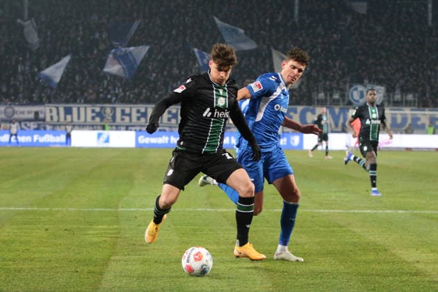 30.01.2026 Fußball Herren 2025 2026 2. Bundesliga 20. Spieltag 1. FC Magdeburg - Hannover 96 Avnet Arena Magdeburg Noah Weißhaupt (Hannover, 10, schwarz) im Duell mit Tobias Müller (Magdeburg, 5, blau). Magdeburg Sachsen-Anhalt Deutschland
