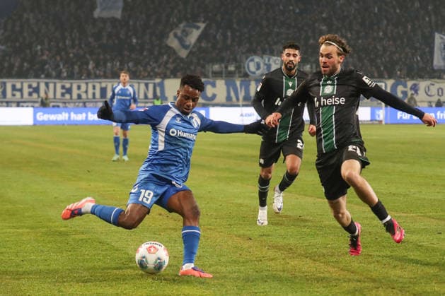 30.01.2026, xgox, Fussball 2. Bundesliga, 1. FC Magdeburg - Hannover 96 emspor, v.l. Lubambo Musonda (Magdeburg, 19), Kolja Oudenne (Hannover, 29) Zweikampf, Duell, Kampf, tackle (DFL DFB REGULATIONS PROHIBIT ANY USE OF PHOTOGRAPHS as IMAGE SEQUENCES and or QUASI-VIDEO) Magdeburg
