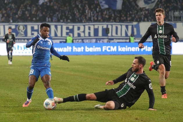30.01.2026, xgox, Fussball 2. Bundesliga, 1. FC Magdeburg - Hannover 96 emspor, v.l. Lubambo Musonda (Magdeburg, 19), Virgil Ghita (Hannover, 5) Zweikampf, Duell, Kampf, tackle (DFL DFB REGULATIONS PROHIBIT ANY USE OF PHOTOGRAPHS as IMAGE SEQUENCES and or QUASI-VIDEO) Magdeburg