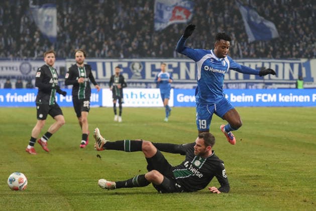 30.01.2026, xgox, Fussball 2. Bundesliga, 1. FC Magdeburg - Hannover 96 emspor, v.l. Lubambo Musonda (Magdeburg, 19), Virgil Ghita (Hannover, 5) Zweikampf, Duell, Kampf, tackle (DFL DFB REGULATIONS PROHIBIT ANY USE OF PHOTOGRAPHS as IMAGE SEQUENCES and or QUASI-VIDEO) Magdeburg