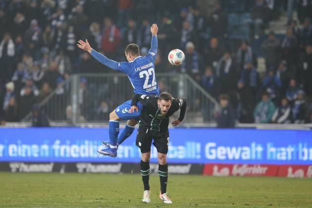 Magdeburg, Sachsen-Anhalt, Deutschland, 30.01.2026: Avnet Arena: 20. Spieltag, Saison 2025 26, 2. Fußball-Bundesliga: 1. FC Magdeburg - Hannover 96: Mateusz Zukowski (22, 1. FC Magdeburg) und Boris Tomiak (03, Hannover 96)