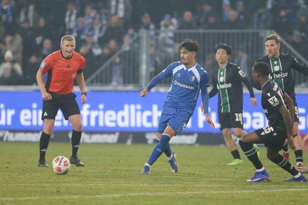 Magdeburg, Sachsen-Anhalt, Deutschland, 30.01.2026: Avnet Arena: 20. Spieltag, Saison 2025 26, 2. Fußball-Bundesliga: 1. FC Magdeburg - Hannover 96: L-R: Schiedsrichter Timo Gansloweit, Laurin Ulrich (8, 1. FC Magdeburg), Daisuke Yokota (18, Hannover 96), han25, Benjamin Källman (09, Hannover 96)