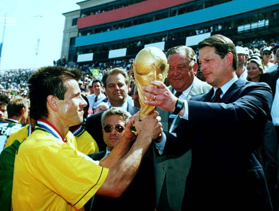 Brazil V Italy, 1994 FIFA World Cup, WM, Weltmeisterschaft, Fussball Final Dunga of Brazil Receives the World Cup trophy from USA Vice President Al Gore after the 1994 FIFA World Cup Final match between Brazil and Italy at Rose Bowl In Pasadena on July 17, 1994 in California, United States. California Rose Bowl In Pasadena United States United States Copyright: xAllstarxPicturexLibraryxLtdx
