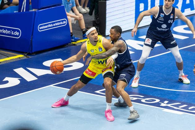GER, easy-Credit Basketball-Bundesliga, Syntainics MBC - EWE Baskets Oldenburg. 30.01.2026, Stadthalle, Weißenfels, GER, easy-Credit Basketball-Bundesliga, Syntainics MBC - EWE Baskets Oldenburg. Nicholas Tischler (EWE Baskets Oldenburg 11), Charles Callison (Syntainics MBC, 23) Â Foto Alexander Trienitz Weißenfels Stadthalle Sachsen-Anhalt Deutschland