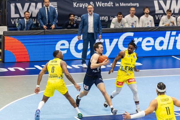 GER, easy-Credit Basketball-Bundesliga, Syntainics MBC - EWE Baskets Oldenburg. 30.01.2026, Stadthalle, Weißenfels, GER, easy-Credit Basketball-Bundesliga, Syntainics MBC - EWE Baskets Oldenburg. Spencer Reaves (Syntainics MBC, 31), Christopher Clemons (EWE Baskets Oldenburg 3) Â Foto Alexander Trienitz Weißenfels Stadthalle Sachsen-Anhalt Deutschland