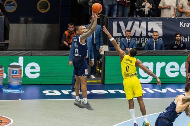 GER, easy-Credit Basketball-Bundesliga, Syntainics MBC - EWE Baskets Oldenburg. 30.01.2026, Stadthalle, Weißenfels, GER, easy-Credit Basketball-Bundesliga, Syntainics MBC - EWE Baskets Oldenburg. Charles Callison (Syntainics MBC, 23), Kyle Lofton (EWE Baskets Oldenburg 0) Â Foto Alexander Trienitz Weißenfels Stadthalle Sachsen-Anhalt Deutschland