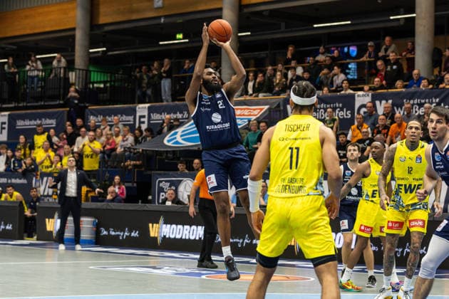 GER, easy-Credit Basketball-Bundesliga, Syntainics MBC - EWE Baskets Oldenburg. 30.01.2026, Stadthalle, Weißenfels, GER, easy-Credit Basketball-Bundesliga, Syntainics MBC - EWE Baskets Oldenburg. RJ Gunn (Syntainics MBC, 21) Â Foto Alexander Trienitz Weißenfels Stadthalle Sachsen-Anhalt Deutschland