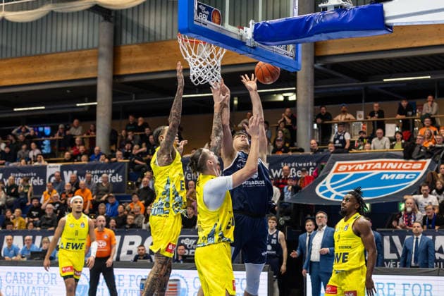 GER, easy-Credit Basketball-Bundesliga, Syntainics MBC - EWE Baskets Oldenburg. 30.01.2026, Stadthalle, Weißenfels, GER, easy-Credit Basketball-Bundesliga, Syntainics MBC - EWE Baskets Oldenburg. Jure Planinic (Syntainics MBC, 44), Tomislav Zubcic Tomislav Zubcic (EWE Baskets Oldenburg 33) Â Foto Alexander Trienitz Weißenfels Stadthalle Sachsen-Anhalt Deutschland